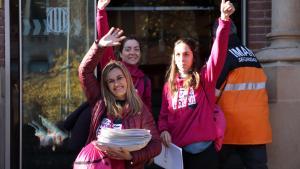 Tres enfermeras en huelga, con las cartas que han entregado a la Conselleria de Salut.