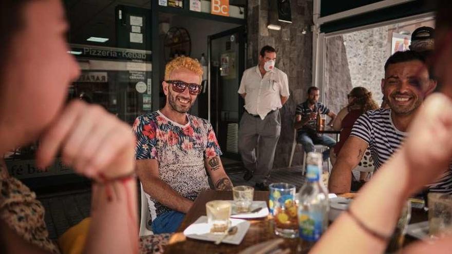 Habitantes de La Gomera, disfrutando en un bar del primer día de desescalada. // Andrés Gutiérrez