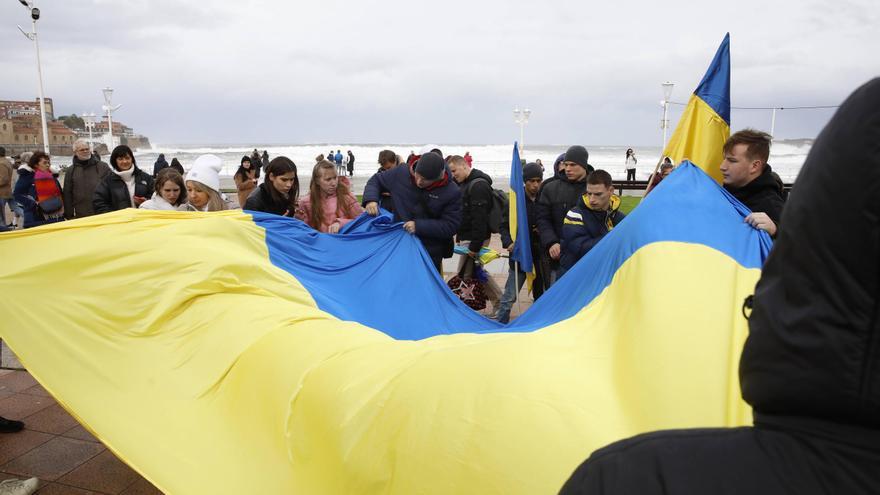 Vídeo: concentración de ucranianos en Gijón tras dos años de guerra