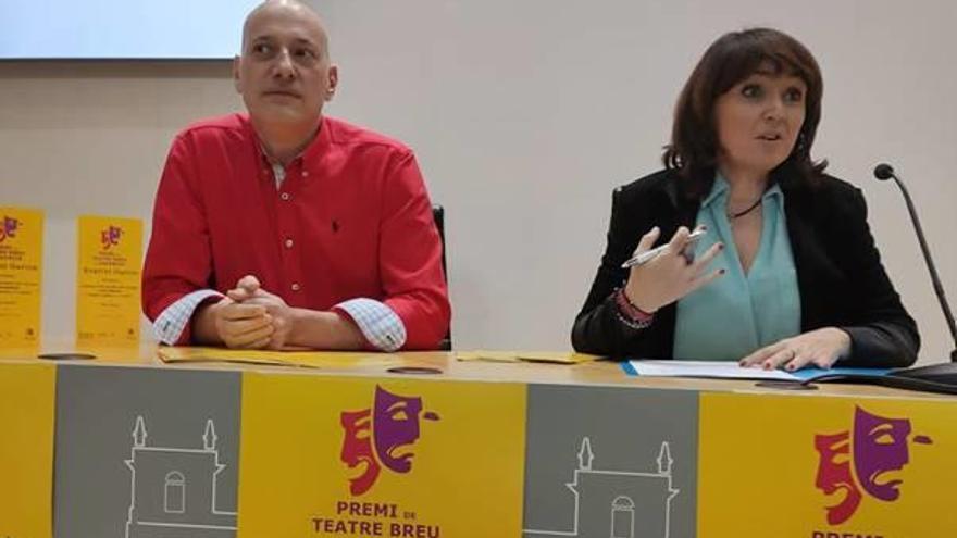 El autor galardonado, Jordi Peidro, y la diputada Julia Parra.