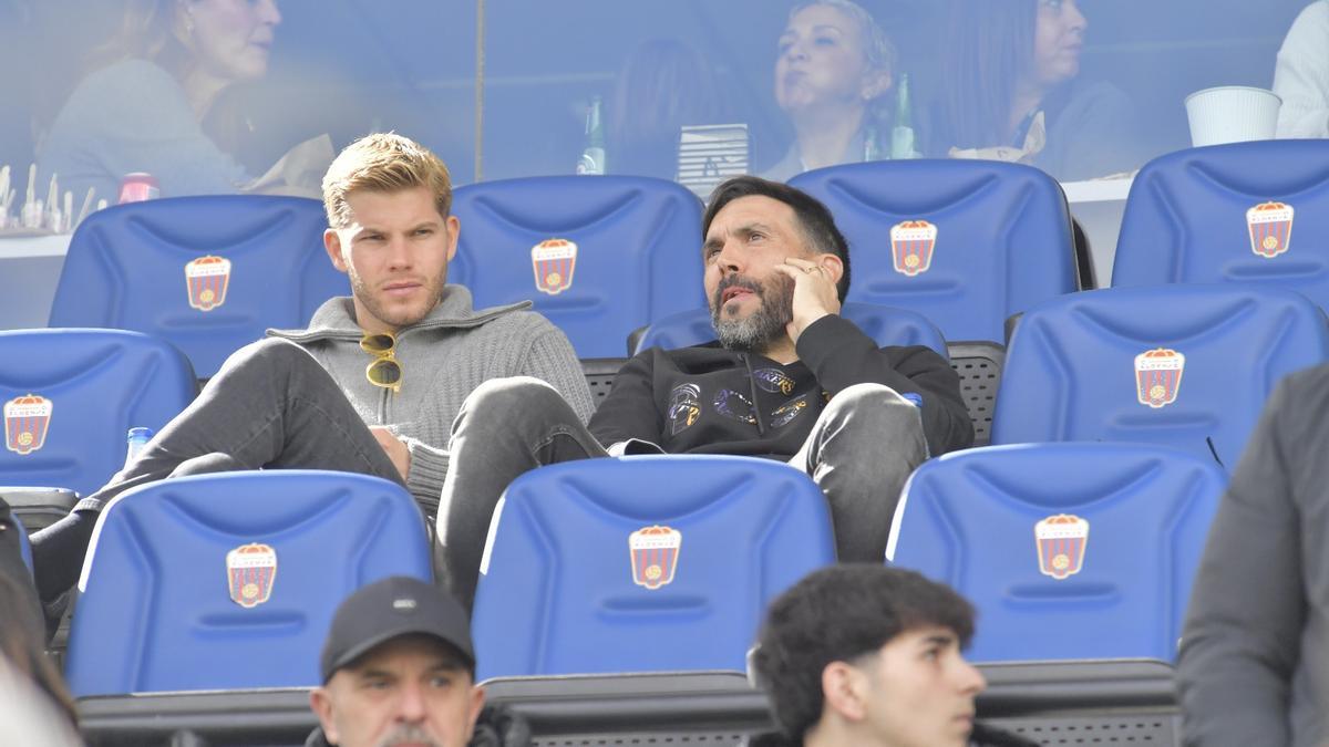 Pedro Schinocca, a la izquierda, y Eder Sarabia, a la derecha, en el estadio Nuevo Pepico Amat durante el Eldense - Mirandés.