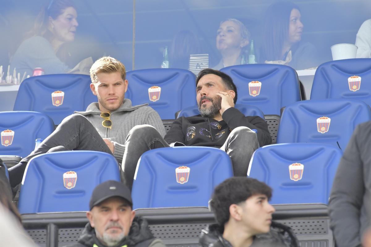 Pedro Schinocca, a la izquierda, y Eder Sarabia, a la derecha, en el estadio Nuevo Pepico Amat durante el Eldense - Mirandés.