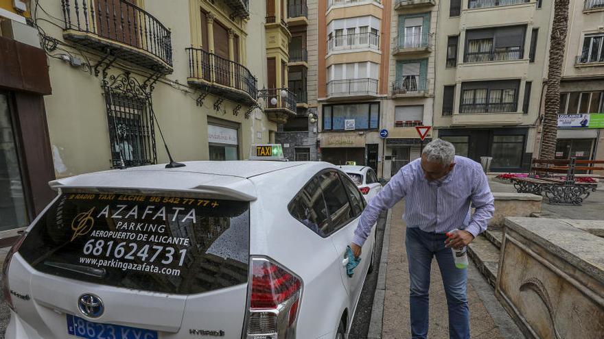 Un taxista limpia y desinfecta su vehículo en Elche