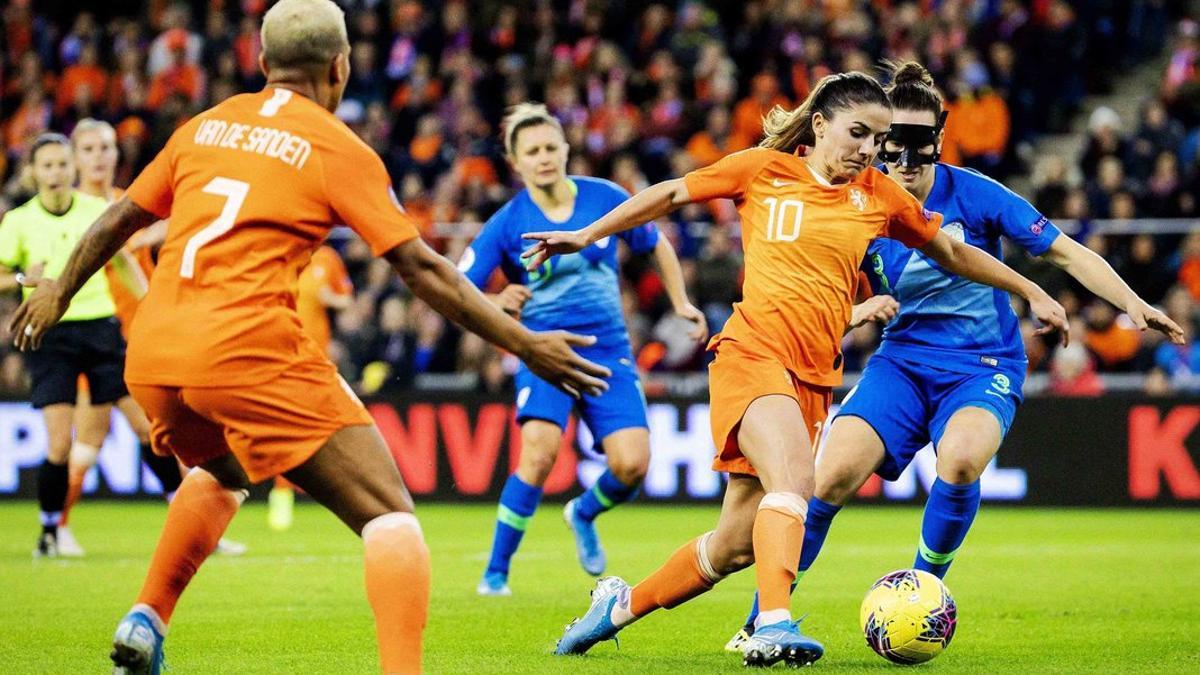 El fútbol femenino, en peligro por la crisis del coronavirus.