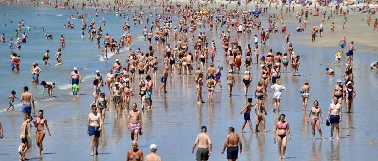 Imagen de la playa de Silgar, ayer, abarrotada de gente.