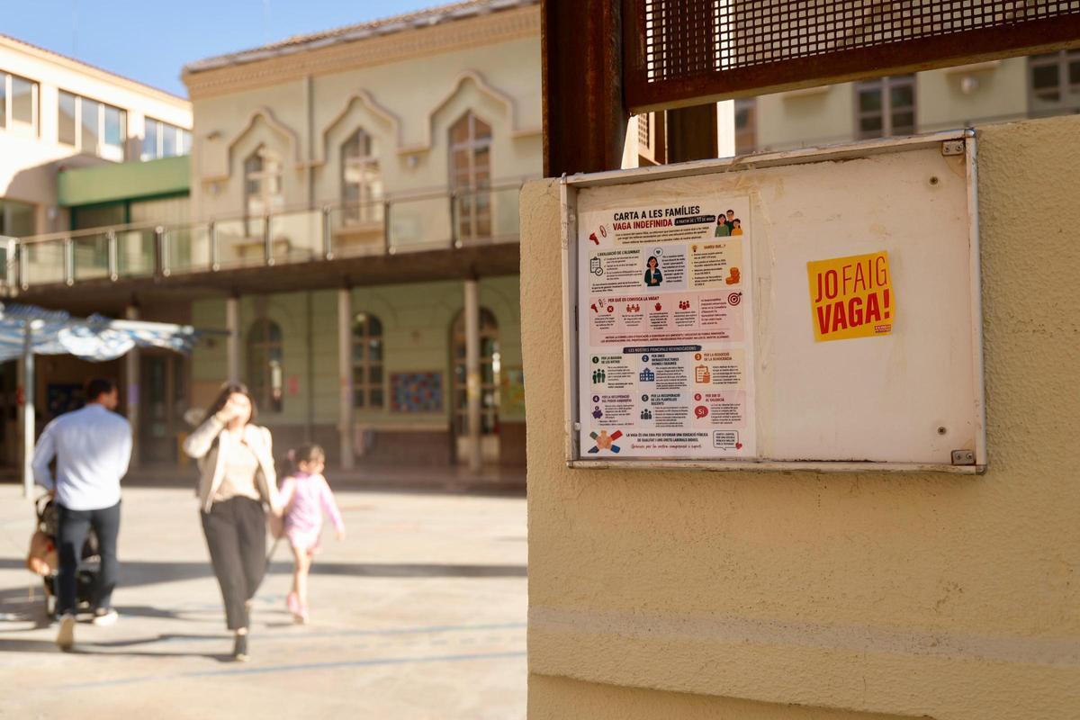 La puerta de un centro educativo en València en el primer día de huelga