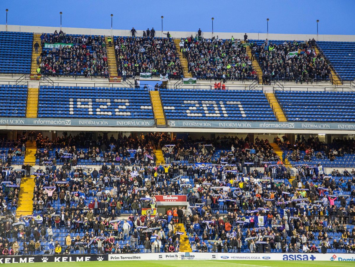La grada de Preferencia del estadio José Rico Pérez durante el último derbi en Alicante.