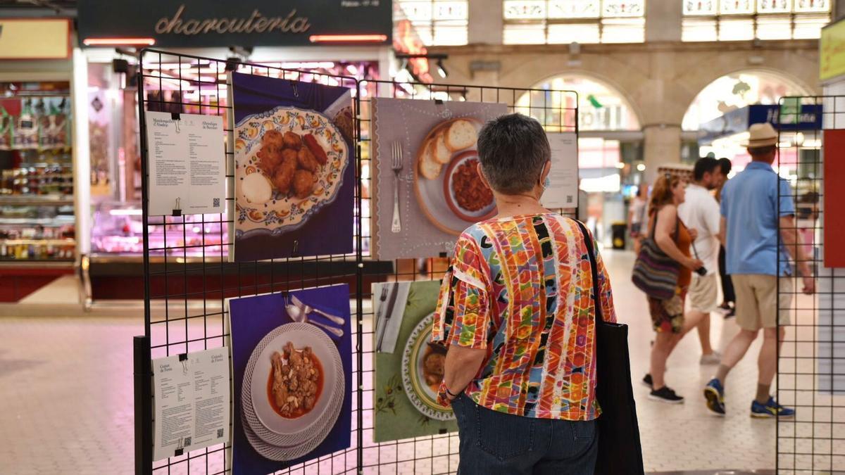 La muestra puede verse debajo de la cúpula central del Mercado Central