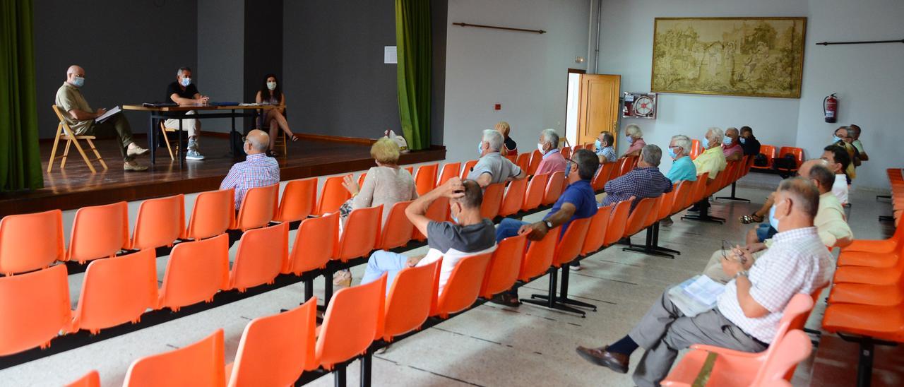 Una asamblea de los comuneros de Beluso en la Casa do Pobo.