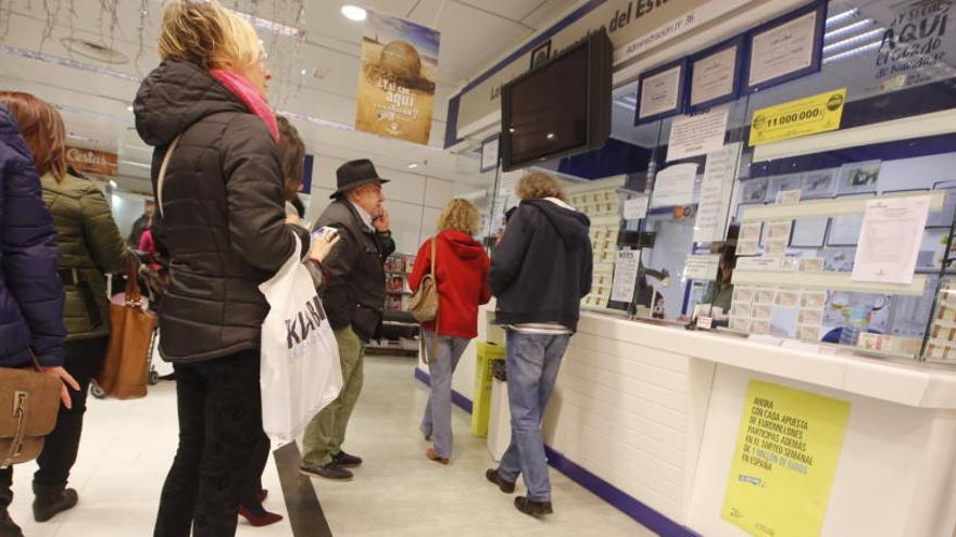 Gente comprando Lotería de Navidad.