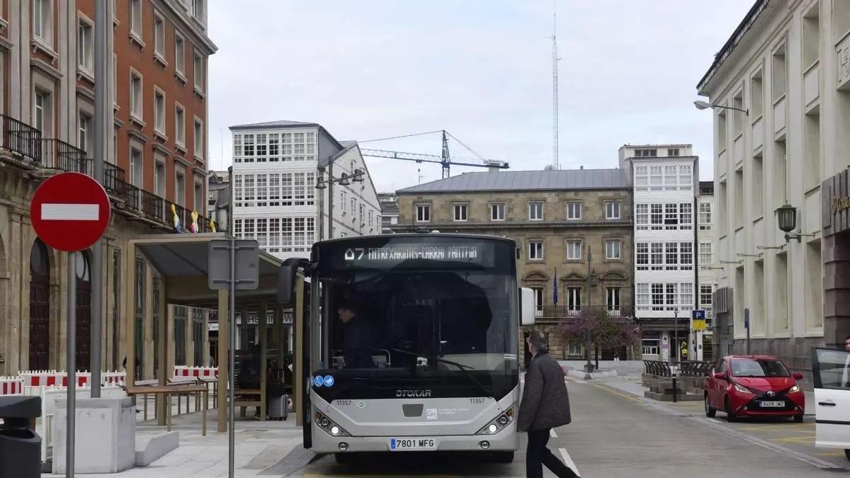 Nueva parada del bus metropolitano, cerca de Correos y del teatro Colón.