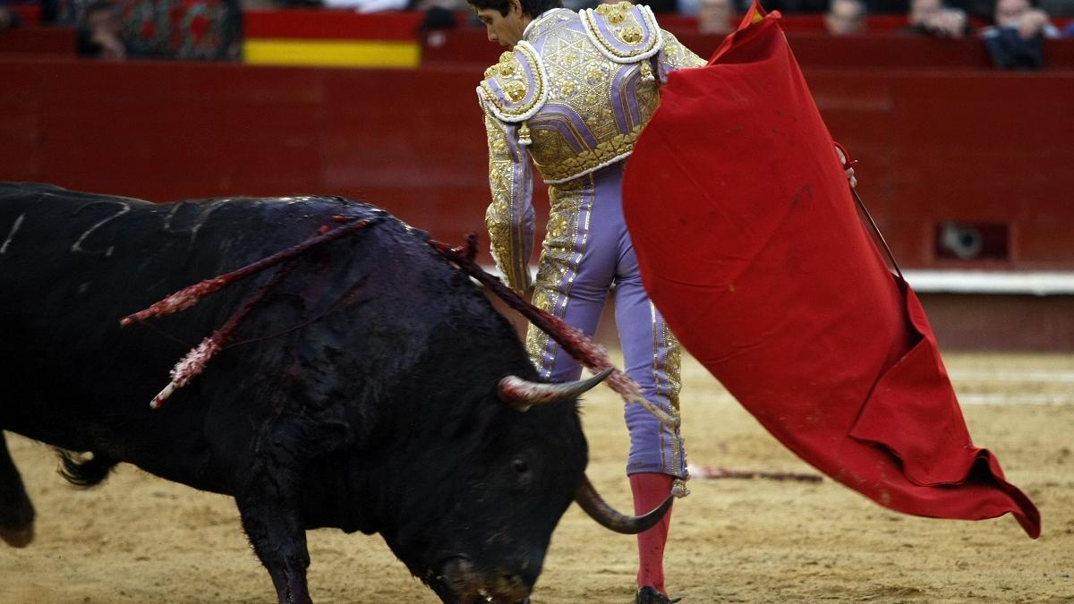 La suerte del péndulo, el mal llamado pase cambiado por la espalda, interpretado por Castella en València.