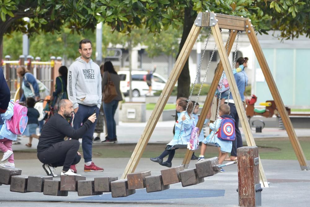 Los alumnos de Infantil, Primaria y Educación Especial comienzan hoy un nuevo curso. En A Coruña, son casi 20.000 niños los que acudirán hoy a clase para reencontrarse con sus compañeros.