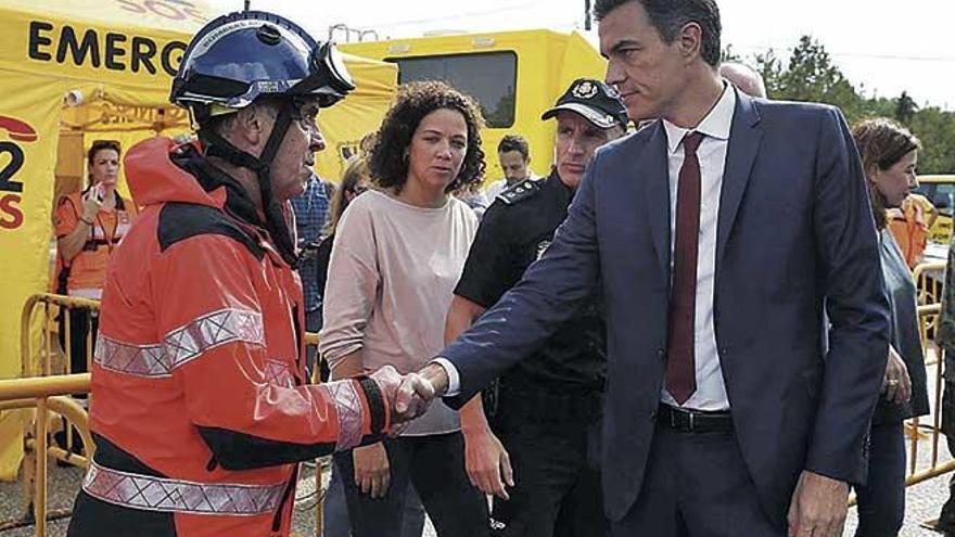 El presidente del Gobierno, Pedro Sánchez, saluda al suboficial de los Bomberos de Mallorca, Joan Cifuentes, ayer en Sant Llorenç.