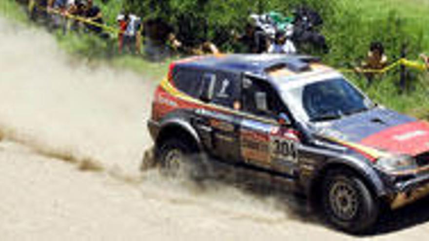 Nani Roma, a los mandos de su BMW, durante la primera etapa del Rally Dakar.