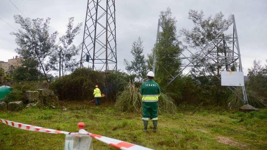 Operario de la empresa contratada por Fenosa limpian de maleza una de las zonas de obras. // Rafa Vázquez