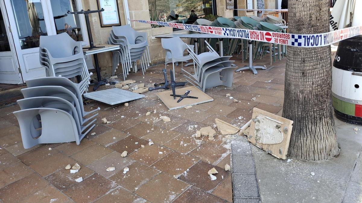 Las losetas han caído en la terraza y se han hecho añicos