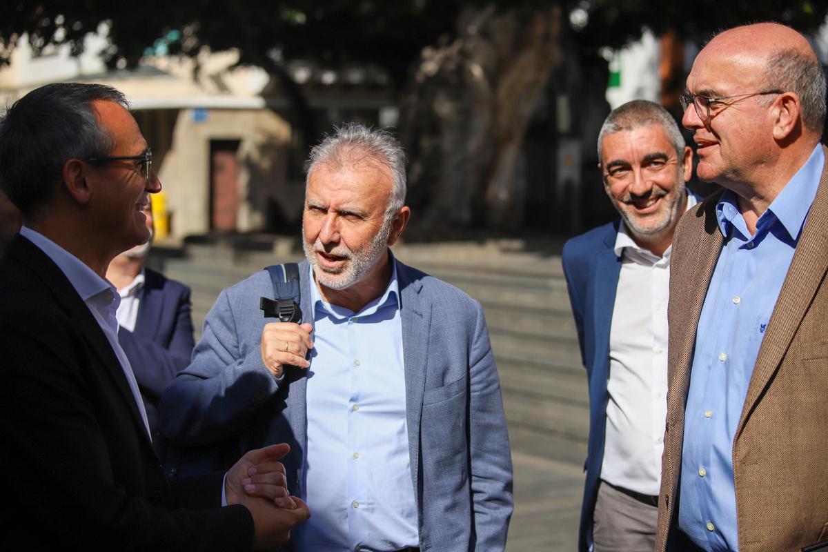 Ángel Víctor Torres (c) habla con Javier Llamas (i), alcalde de Los Llanos de Aridane, en presencia de Anselmo Pestana (d), delegado del Gobierno en Canarias.