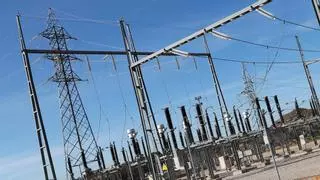 Las eléctricas avisan de que el plan del Gobierno subirá la luz a los clientes del mercado libre