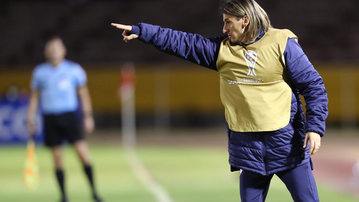 Sebastián Beccacece dando instrucciones, durante un partido