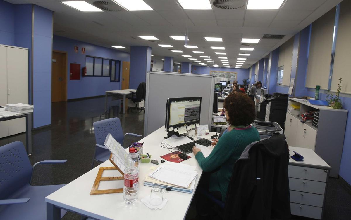 Una funcionaria municipal ante su ordenador en las dependencias de La Clau, en una imagen de archivo. | VICENT M. PASTOR