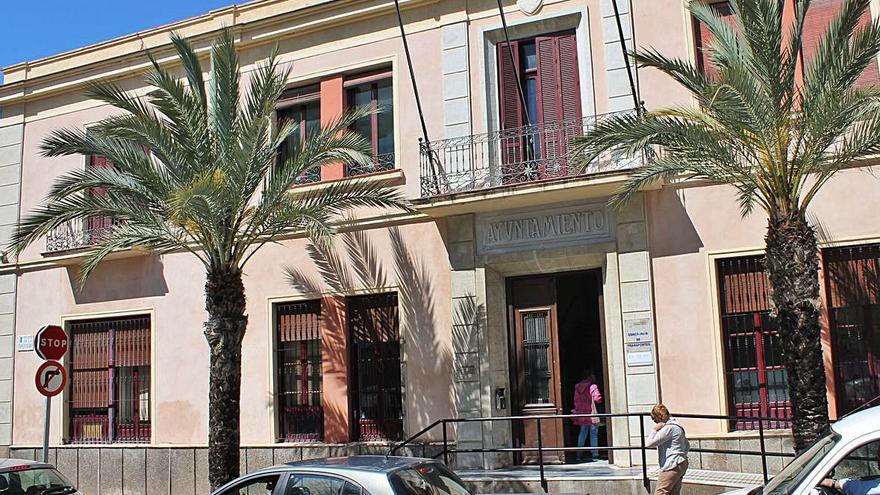 Antiguo Ayuntamiento,  construido en la década de los años 30 del pasado siglo poco antes de su cierre en 2014. A la derecha, el antiguo hospital de las monjas, sin uso. | D.PAMIES/TONY SEVILLA