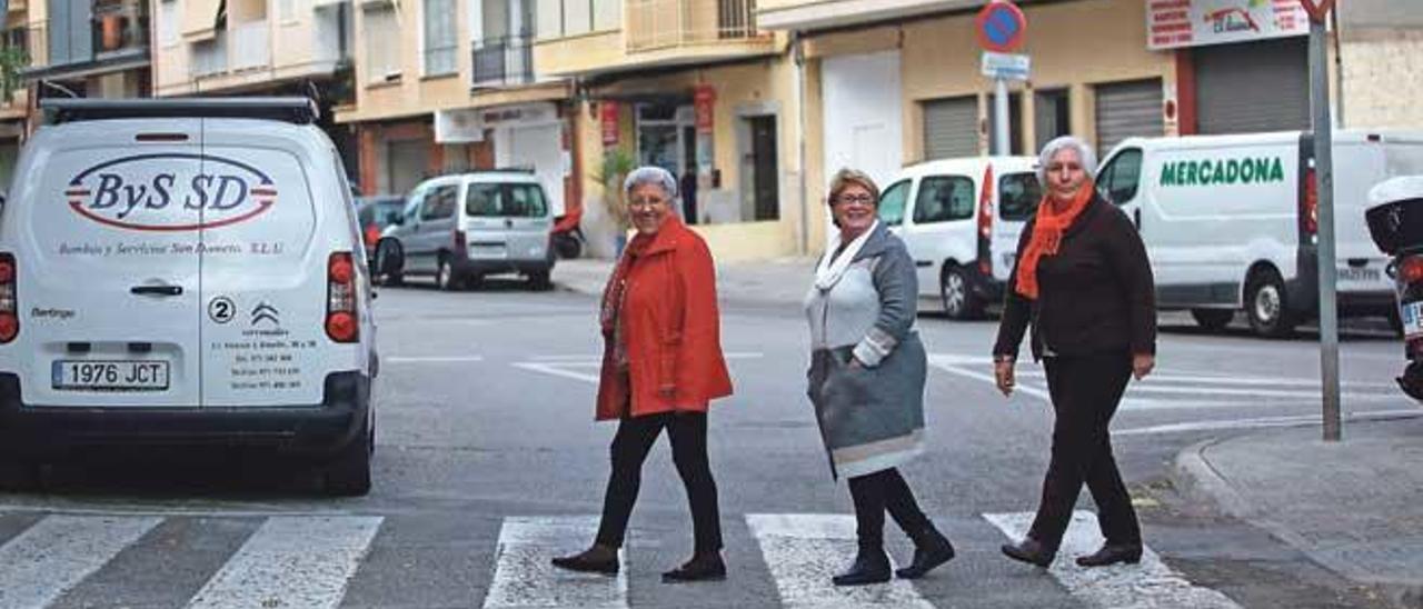 Rosa Sánchez, Mari Ruiz y Puri Risco se dirigen a la sede de la asociación de vecinos de Son Dameto, situada en la calle Vicenç Joan i Rosselló.