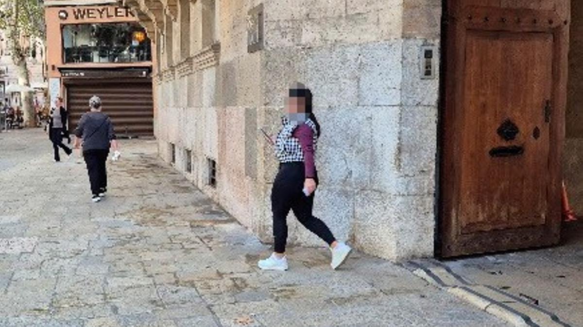 La condenada por intento de homicidio al abandonar la Audiencia de Palma tras el juicio.