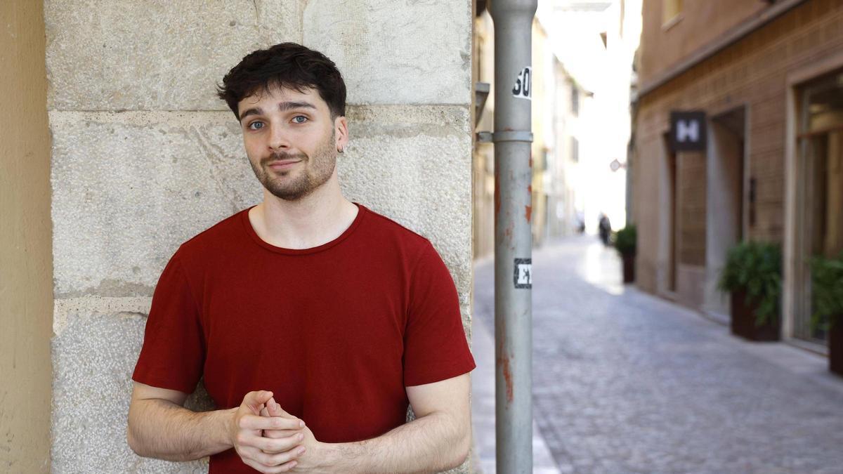 El cantant Max Navarro fotografiat recentment a Girona.