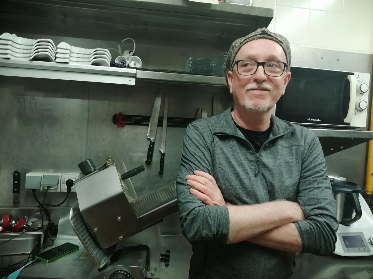 El dibujante de cómic e ilustrador Javier Olivares, en la cocina del restaurante 'La Ferreria' de Barcelona.