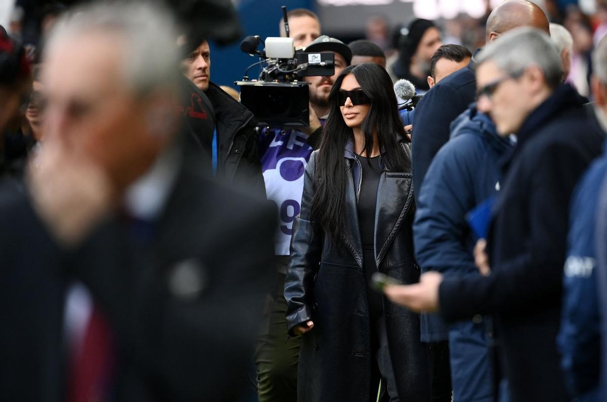 Kim Kardashian asiste al partido de fútbol de la L1 francesa entre el Paris Saint-Germain (PSG) y el Stade Rennais FC en el estadio Parc des Princes de París. Kim Kardashian asiste al partido de fútbol de la L1 francesa entre el Paris Saint-Germain (PSG) y el Stade Rennais FC en el estadio Parc des Princes de París.