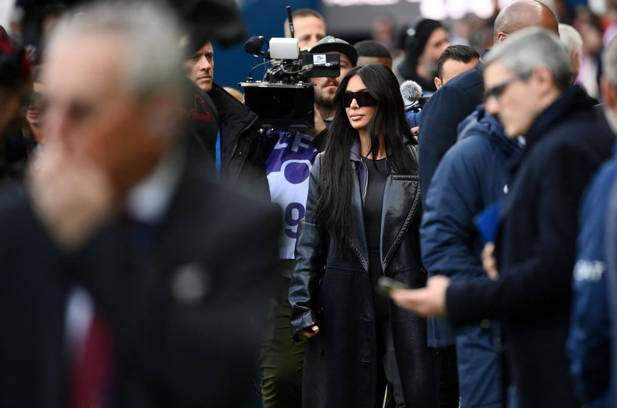 Kim Kardashian asiste al partido de fútbol de la L1 francesa entre el Paris Saint-Germain (PSG) y el Stade Rennais FC en el estadio Parc des Princes de París.