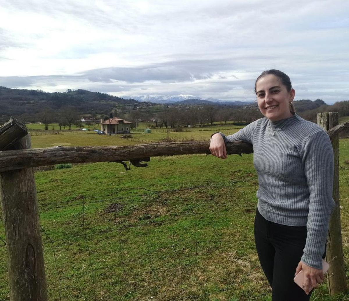 Brendan y Jaime Carrio y Celia Diego, delante de su nueva vivienda en Aramil. | Sara Arias