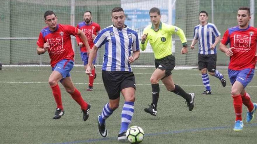 Un futbolista del Bahía conduce el balón en el duelo de ayer. // S.Á.