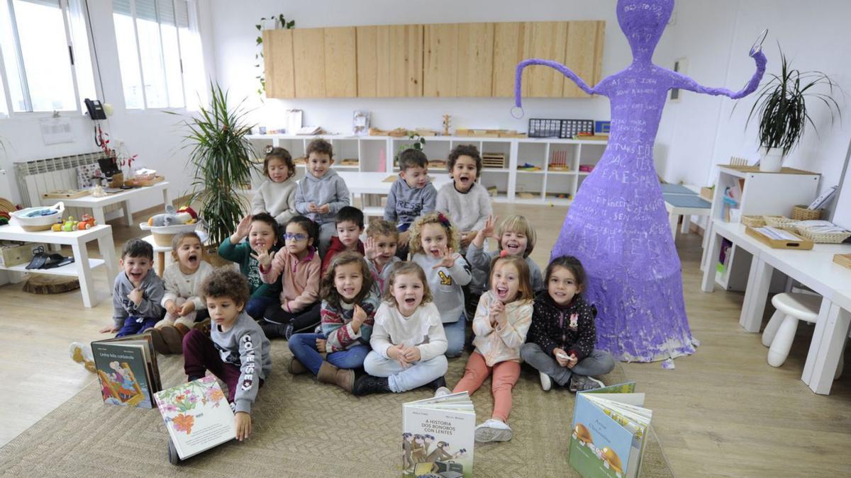 En la escuela unitaria de Donramiro crearon una escultura que hoy lucirá en la concentración de Lalín.  |  // BERNABÉ/JAVIER LALÍN