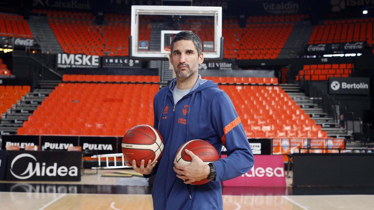 Ruben Burgos posa con dos balones en las manos instantes antes de charlar largo y tendido con Superdeporte