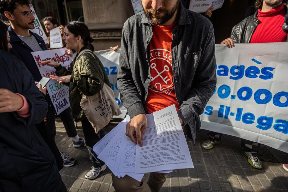 Decenas de inquilinos protestan ante una inmobiliaria de Barcelona por una estafa de 200.000 euros