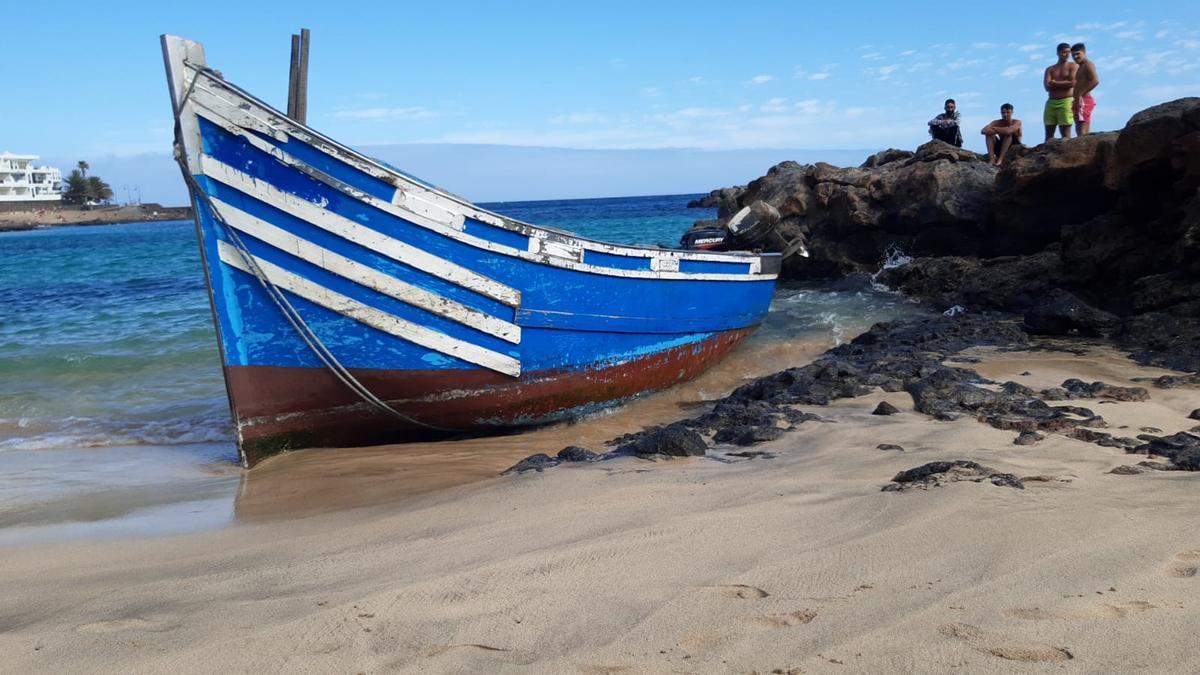Patera llegando a la playa de El Jablillo, en Costa Teguise. Lanzarote (24/08/2021)