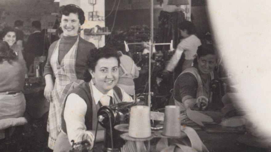Edelmira Agulló, aparadora en la fábrica Sansanos en los 50. | CÁTEDRA PEDRO IBARRA