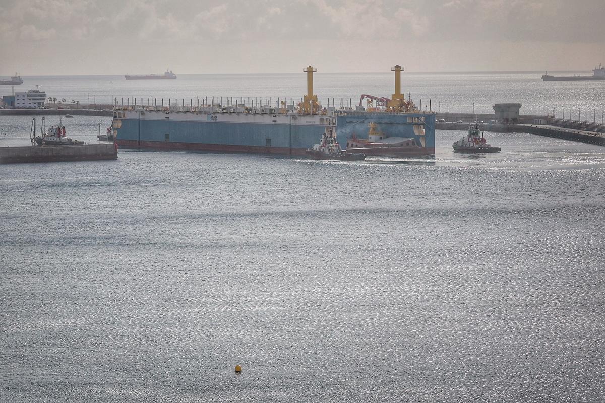 Llegada del primer dique flotante al Puerto Santa Cruz de Tenerife desde China Llegada del primer dique flotante al Puerto Santa Cruz de Tenerife desde China