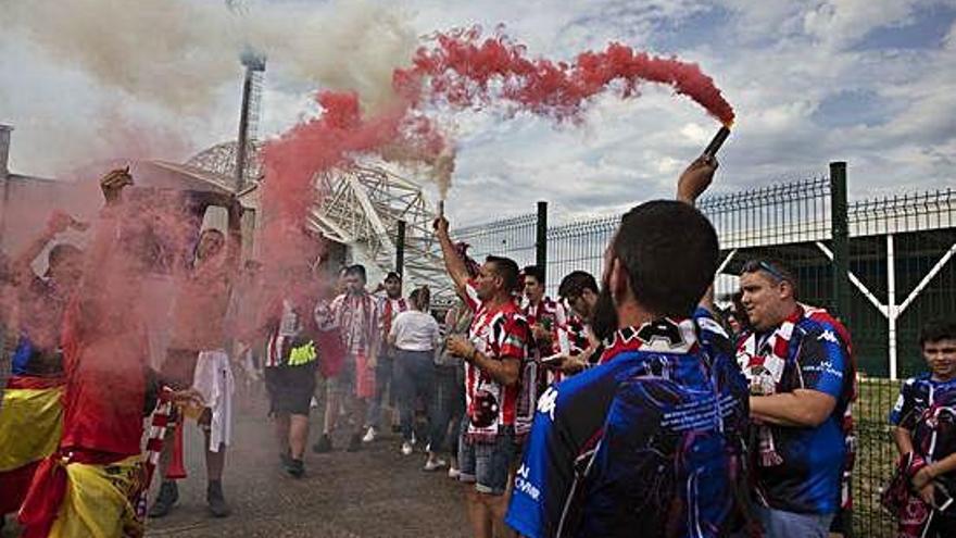 La hinchada zamorana anima al equipo en Haro.