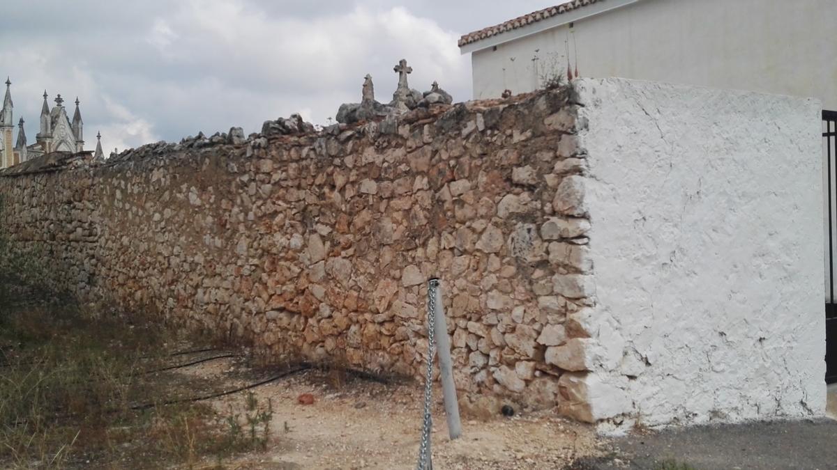 Tapia trasera del cementerio de Enguera, donde se realizaron las ejecuciones.