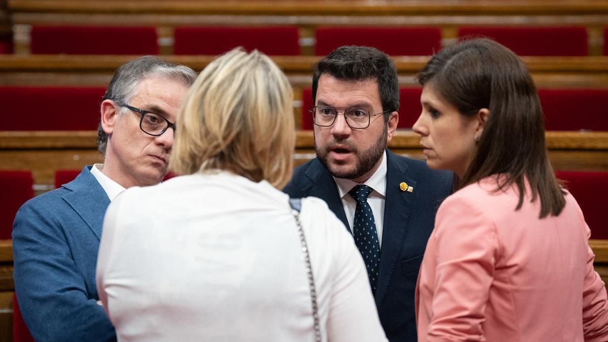 El ’president’ Pere Aragonès con los republicanos Josep Maria Jové, Marta Vilalta y Alba Vergés, en el Parlament