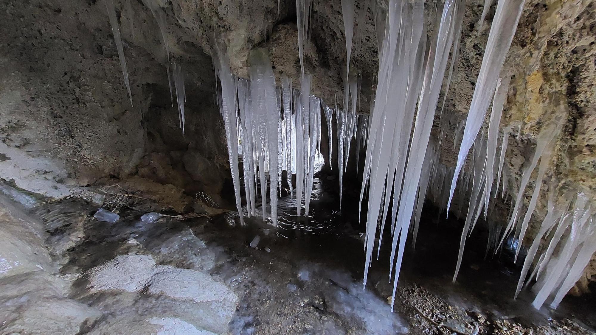 En imágenes | El frío deja una espectacular postal en el Pirineo oscense