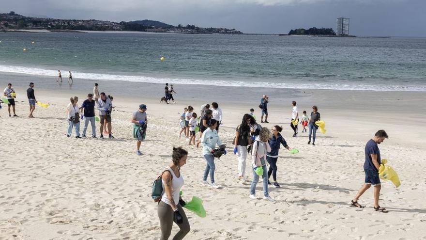 Batalla contra la “basuraleza” en Samil y Los Olmos