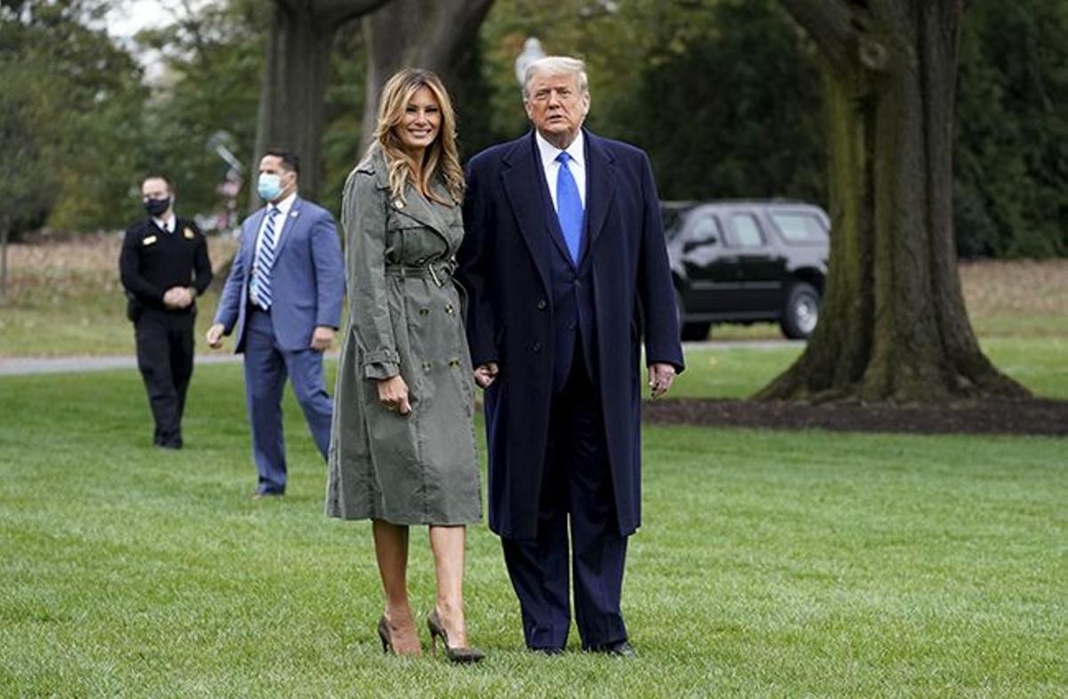 Melania Trump con trench de Michael Kors