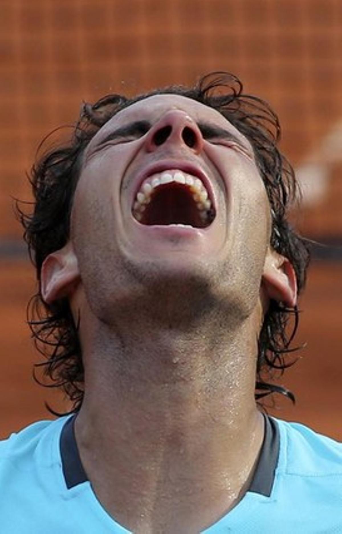 Rafa Nadal celebra la victòria contra Djokovic a París.