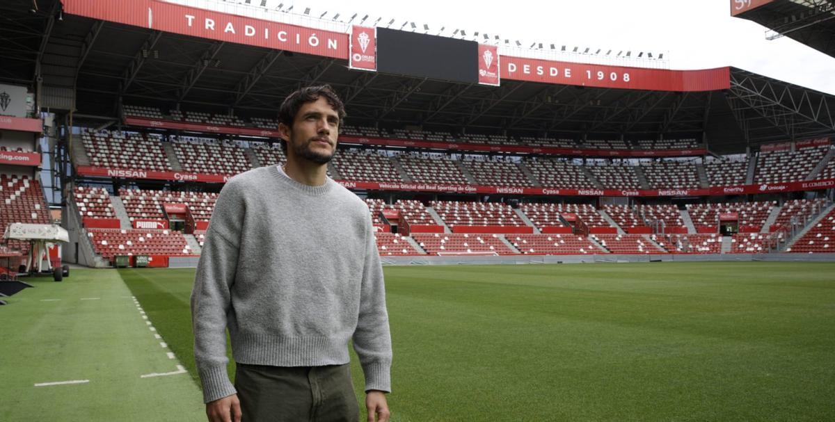 Álex Corredera posa para LA NUEVA ESPAÑA ayer, en El Molinón.  | JUAN PLAZA