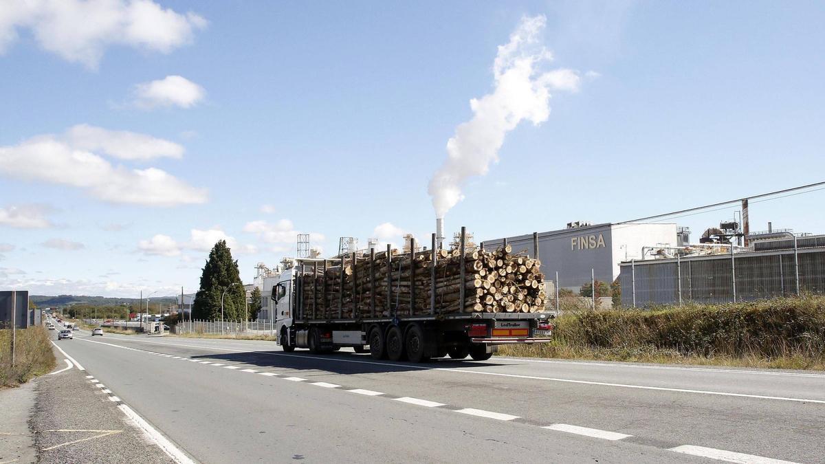 Un camión cargado de madera circula por las inmediaciones de las instalaciones de Finsa, en Santiago