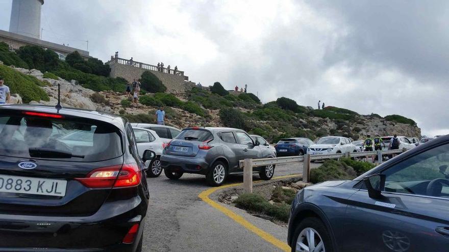 Retención de coches para llegar al Faro de Formentor.